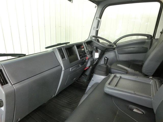 エルフトラック 平ボディ　２ｔ積　純正ＡＭ／ＦＭラジオ・ＥＴＣ・キーレス・左電格ミラー・ＡＳＲ・坂道発進補助装置・ＥＣＯＮＯモード・ヘッドライトレベライザー・ミラーヒーター・荷台寸法４３５×２０６×３８・車輛総重量４８９５ｋｇ（10枚目）