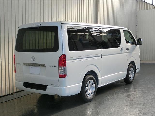 ハイエースバン スーパーＧＬ　ダークプライムＩＩ　登録済未使用車・ＴＳＳ・プリクラ・ＬＤＡ・Ａハイビーム・ＴＲＣ・Ｄインナーミラー・両側Ｐスライド・ブラックハーフレザー調シート・コンビハンドル・クリアランスソナー・ＬＥＤヘッドライト・スマートキー（3枚目）