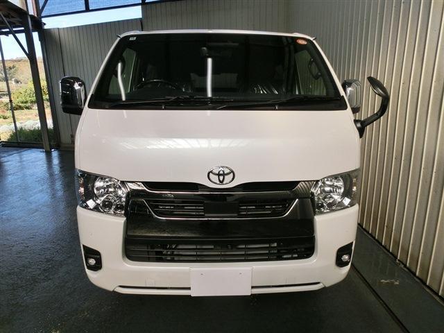 ハイエースバン スーパーＧＬ　ダークプライムＩＩ　登録済未使用車・ＴＳＳ・プリクラ・ＬＤＡ・Ａハイビーム・ＴＲＣ・Ｄインナーミラー・両側Ｐスライド・ブラックハーフレザー調シート・コンビハンドル・クリアランスソナー・ＬＥＤヘッドライト・スマートキー（5枚目）