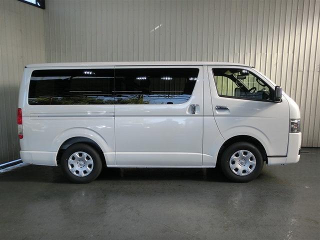 ハイエースバン スーパーＧＬ　ダークプライムＩＩ　登録済未使用車・ＴＳＳ・プリクラ・ＬＤＡ・Ａハイビーム・ＴＲＣ・Ｄインナーミラー・両側Ｐスライド・ブラックハーフレザー調シート・コンビハンドル・クリアランスソナー・ＬＥＤヘッドライト・スマートキー（8枚目）