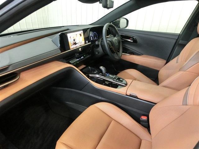 クラウンスポーツ Ｚ　純正１２．３インチナビ・フルセグＴＶ・パノラミックビュー・Ｂｌｕｅｔｏｏｔｈ・ＥＴＣ２．０・ＴＳＳ・ＢＳＭ・ＨＵＤ・Ｄインナーミラー・Ｐアシスト・ブラウンレザーシート・Ｐバックドア・パノラマルーフ（10枚目）