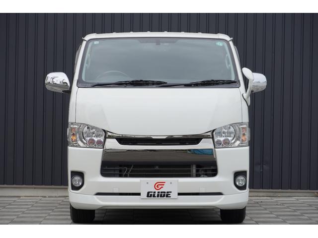 ハイエースバン スーパーＧＬ　ダークプライム　ＵＩビークル足回り　バットフェイスボンネット　ＥＳＳＥＸ１７アルミ　両側パワースライド　キャリパーカバー　ＡＣ１００Ｖ電源　ナビフルセグ　フリップダウンモニター　ＥＴＣ　スマートキー　リアスピーカー（4枚目）