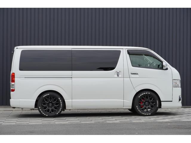 ハイエースバン スーパーＧＬ　ダークプライム　ＵＩビークル足回り　バットフェイスボンネット　ＥＳＳＥＸ１７アルミ　両側パワースライド　キャリパーカバー　ＡＣ１００Ｖ電源　ナビフルセグ　フリップダウンモニター　ＥＴＣ　スマートキー　リアスピーカー（5枚目）