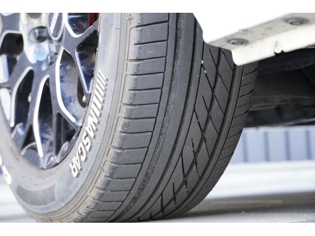 ハイエースバン スーパーＧＬ　ダークプライム　ＵＩビークル足回り　バットフェイスボンネット　ＥＳＳＥＸ１７アルミ　両側パワースライド　キャリパーカバー　ＡＣ１００Ｖ電源　ナビフルセグ　フリップダウンモニター　ＥＴＣ　スマートキー　リアスピーカー（42枚目）