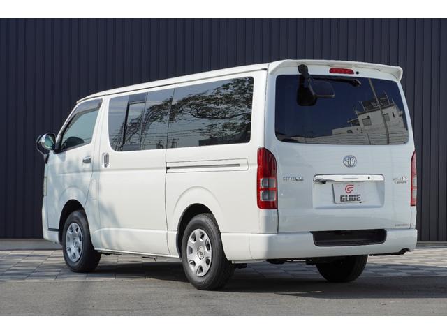 ハイエースバン ロングスーパーＧＬプライムセレ　４ＷＤ　特別仕様車　３．０Ｄ　タイベル　Ｒ３年６／２５　１０１７０９ｋｍ時交換　Ｒスポイラー　ＨＩＤヘッドライト　スカッフプレート　キーレスキー　小窓付きＲガラススライド　黒木目調ステアリング（9枚目）