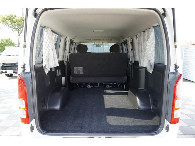 ハイエースバン ロングスーパーＧＬプライムセレ　４ＷＤ　特別仕様車　３．０Ｄ　タイベル　Ｒ３年６／２５　１０１７０９ｋｍ時交換　Ｒスポイラー　ＨＩＤヘッドライト　スカッフプレート　キーレスキー　小窓付きＲガラススライド　黒木目調ステアリング（16枚目）