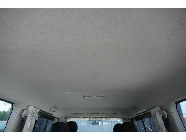 ハイエースバン ロングスーパーＧＬプライムセレ　４ＷＤ　特別仕様車　３．０Ｄ　タイベル　Ｒ３年６／２５　１０１７０９ｋｍ時交換　Ｒスポイラー　ＨＩＤヘッドライト　スカッフプレート　キーレスキー　小窓付きＲガラススライド　黒木目調ステアリング（17枚目）