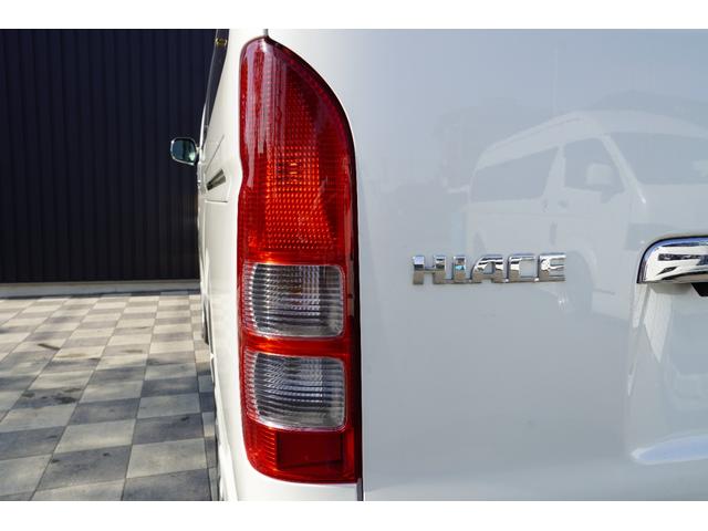 ハイエースバン ロングスーパーＧＬプライムセレ　４ＷＤ　特別仕様車　３．０Ｄ　タイベル　Ｒ３年６／２５　１０１７０９ｋｍ時交換　Ｒスポイラー　ＨＩＤヘッドライト　スカッフプレート　キーレスキー　小窓付きＲガラススライド　黒木目調ステアリング（28枚目）