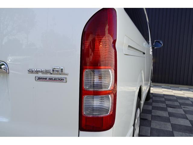 ハイエースバン ロングスーパーＧＬプライムセレ　４ＷＤ　特別仕様車　３．０Ｄ　タイベル　Ｒ３年６／２５　１０１７０９ｋｍ時交換　Ｒスポイラー　ＨＩＤヘッドライト　スカッフプレート　キーレスキー　小窓付きＲガラススライド　黒木目調ステアリング（29枚目）