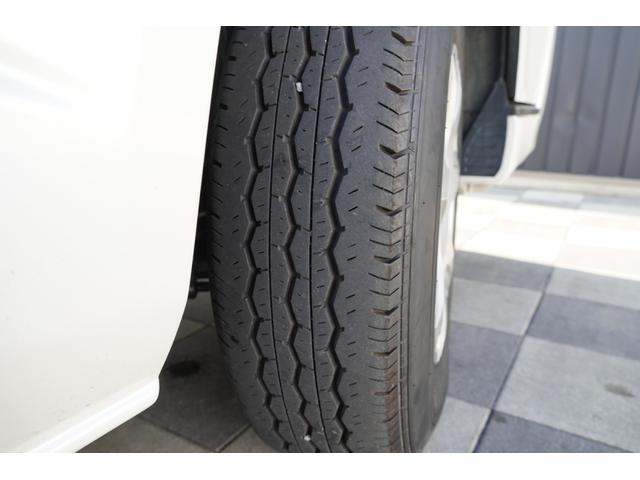 ハイエースバン ロングスーパーＧＬプライムセレ　４ＷＤ　特別仕様車　３．０Ｄ　タイベル　Ｒ３年６／２５　１０１７０９ｋｍ時交換　Ｒスポイラー　ＨＩＤヘッドライト　スカッフプレート　キーレスキー　小窓付きＲガラススライド　黒木目調ステアリング（31枚目）
