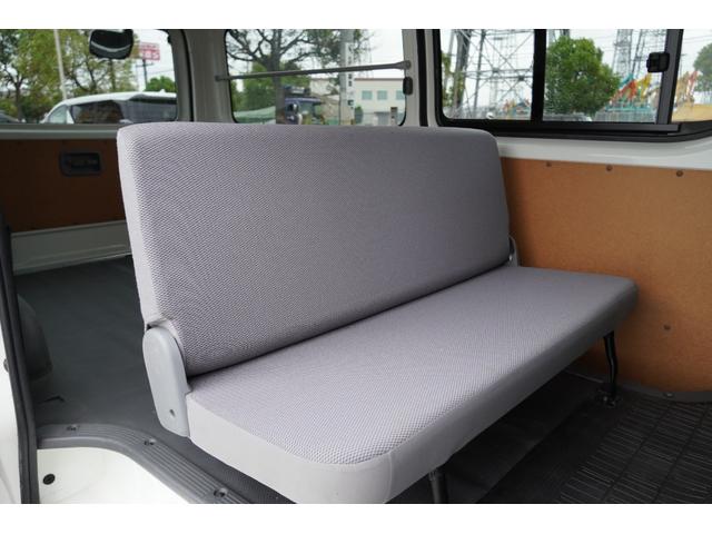 ハイエースバン ＤＸ　ＧＬパッケージ　２．０Ｇ　５ドア　６人乗り　Ｒガラススライド　実走行１．７万ｋｍ　電格ミラー　最積１２５０ｋｇ　キーレスキー　フロアマット　ドアバイザー　ヘッドライトレベライザー　エアコン　ＣＤデッキ（18枚目）