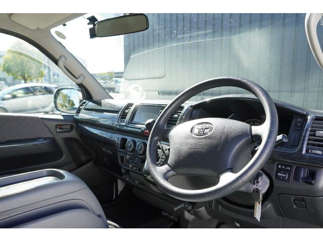 ハイエースバン ロングスーパーGL 3.0D バットフェイスボンネット ベットキット ALPINE フリップダウンモニター BARBERO17インチAW PARADA Wレター ローダウン リアガラススライドガラス タイベル交換済み(13枚目)