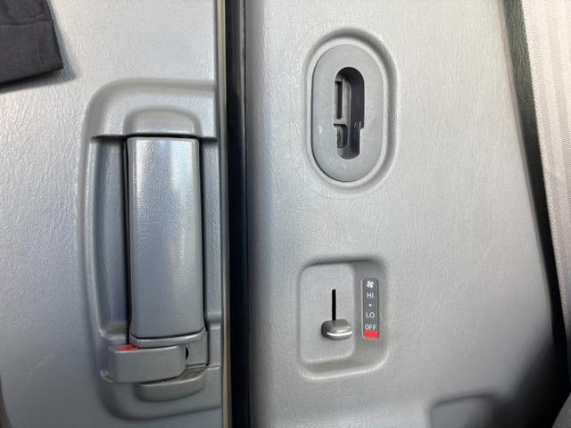 ハイエースバン ロングスーパーGL 3.0D バットフェイスボンネット ベットキット ALPINE フリップダウンモニター BARBERO17インチAW PARADA Wレター ローダウン リアガラススライドガラス タイベル交換済み(57枚目)