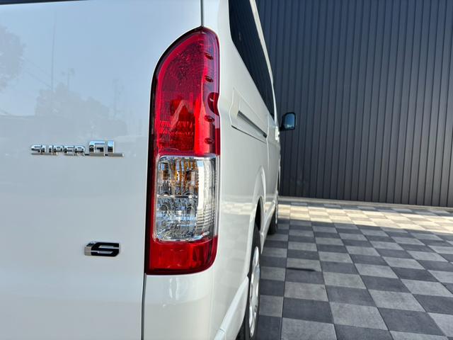 ハイエースバン ロングスーパーGL ダークプライムS 2.8D パノラマビューモニター 両側パワースライドドア Dインナーミラー LEDヘッドライト 専用Sロゴシート 専用プラチナサテンスキーメッキグリル 070パールホワイト トヨタセーフティーセンス(35枚目)
