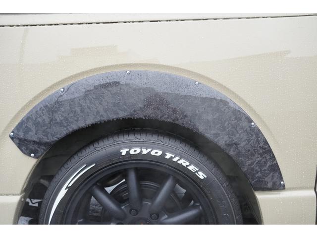 ハイエースバン 　アースカラーＰＫＧ　ＳＡＤフルエアロ　パノラマビューモニター　デジタルインナーミラー　ファブレスＭＣ－９　１８インチＡＷ　カーボンマークレスパネル　オーバーフェンダー　ＡＬＰＩＮＥ　ＤＡ（38枚目）