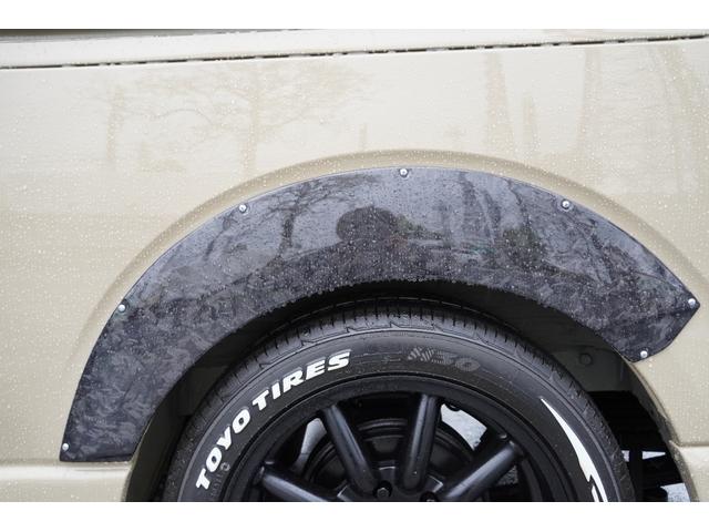 ハイエースバン 　アースカラーＰＫＧ　ＳＡＤフルエアロ　パノラマビューモニター　デジタルインナーミラー　ファブレスＭＣ－９　１８インチＡＷ　カーボンマークレスパネル　オーバーフェンダー　ＡＬＰＩＮＥ　ＤＡ（39枚目）