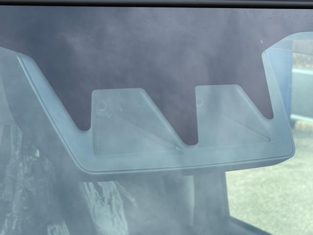 渋滞などでの低速走行中、前方の車輛をレーダーが検知し衝突を回避できないと判断した場合に、緊急ブレーキが作動。追突などの危険を回避。また追突の被害を軽減します。