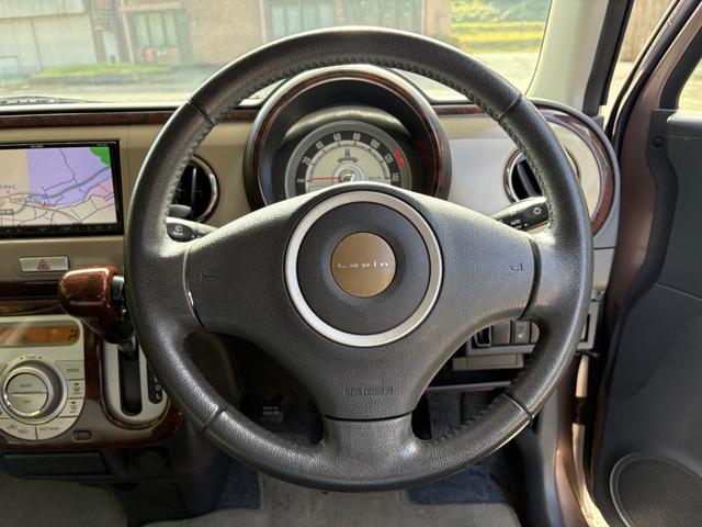 アルトラパン １０ｔｈアニバーサリーリミテッド　距離無制限１年保証付／社外ナビ／Ｂｌｕｅｔｏｏｔｈオーディオ／社内ウッドパネル／フルセグＴＶ／走行中ＴＶＯＫ／シートヒーター／フロントフォグランプ／スペアキー有り／オートライト／オートエアコン（13枚目）