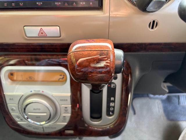 アルトラパン １０ｔｈアニバーサリーリミテッド　距離無制限１年保証付／社外ナビ／Ｂｌｕｅｔｏｏｔｈオーディオ／社内ウッドパネル／フルセグＴＶ／走行中ＴＶＯＫ／シートヒーター／フロントフォグランプ／スペアキー有り／オートライト／オートエアコン（19枚目）