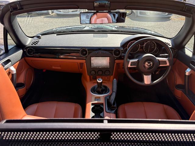 ロードスター ＶＳ　ＲＨＴ　６ＭＴ／純正ナビ／純正メッキアルミ／オートエアコン／シートヒーター／取説・メンテナンスノートあり／スペアキー有り／革シート／ＥＴＣ／バックカメラ／社外マフラー／電動オープン／ｐｉｖｏｔデジタルモニター（12枚目）