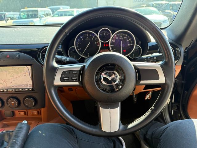 ロードスター ＶＳ　ＲＨＴ　６ＭＴ／純正ナビ／純正メッキアルミ／オートエアコン／シートヒーター／取説・メンテナンスノートあり／スペアキー有り／革シート／ＥＴＣ／バックカメラ／社外マフラー／電動オープン／ｐｉｖｏｔデジタルモニター（13枚目）