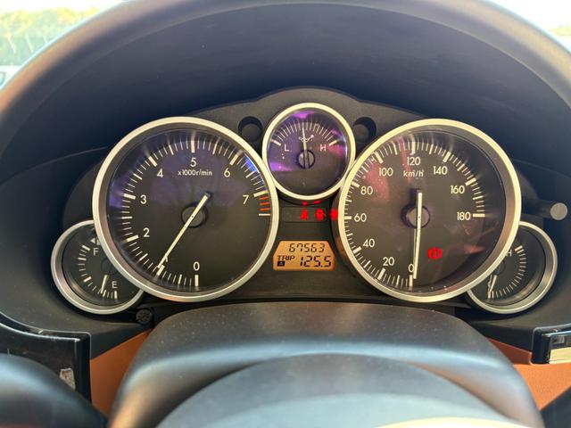 ロードスター ＶＳ　ＲＨＴ　６ＭＴ／純正ナビ／純正メッキアルミ／オートエアコン／シートヒーター／取説・メンテナンスノートあり／スペアキー有り／革シート／ＥＴＣ／バックカメラ／社外マフラー／電動オープン／ｐｉｖｏｔデジタルモニター（14枚目）