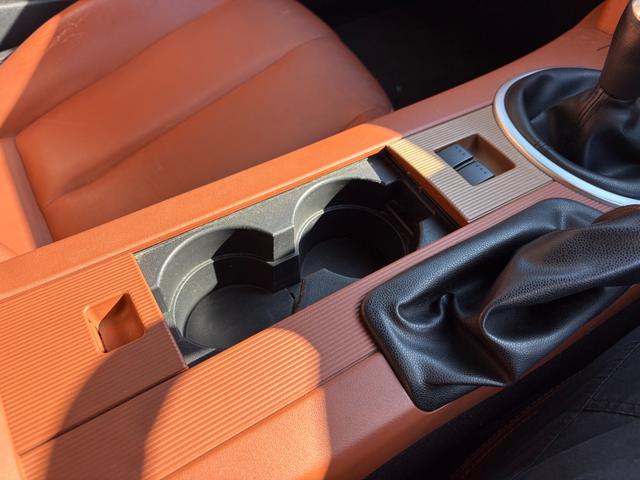 ロードスター ＶＳ　ＲＨＴ　６ＭＴ／純正ナビ／純正メッキアルミ／オートエアコン／シートヒーター／取説・メンテナンスノートあり／スペアキー有り／革シート／ＥＴＣ／バックカメラ／社外マフラー／電動オープン／ｐｉｖｏｔデジタルモニター（18枚目）