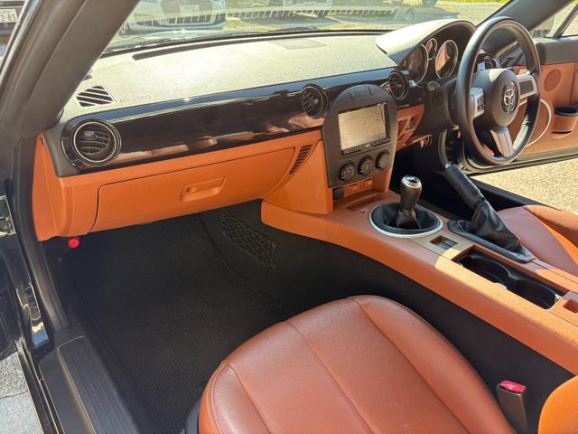 ロードスター ＶＳ　ＲＨＴ　６ＭＴ／純正ナビ／純正メッキアルミ／オートエアコン／シートヒーター／取説・メンテナンスノートあり／スペアキー有り／革シート／ＥＴＣ／バックカメラ／社外マフラー／電動オープン／ｐｉｖｏｔデジタルモニター（31枚目）