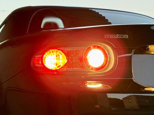 ロードスター ＶＳ　ＲＨＴ　６ＭＴ／純正ナビ／純正メッキアルミ／オートエアコン／シートヒーター／取説・メンテナンスノートあり／スペアキー有り／革シート／ＥＴＣ／バックカメラ／社外マフラー／電動オープン／ｐｉｖｏｔデジタルモニター（45枚目）