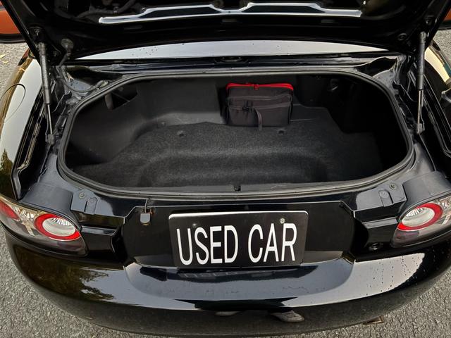 ロードスター ＶＳ　ＲＨＴ　６ＭＴ／純正ナビ／純正メッキアルミ／オートエアコン／シートヒーター／取説・メンテナンスノートあり／スペアキー有り／革シート／ＥＴＣ／バックカメラ／社外マフラー／電動オープン／ｐｉｖｏｔデジタルモニター（46枚目）