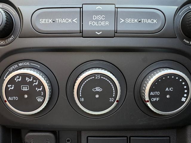 ロードスター ＶＳ　ＲＨＴ　リトラクタブルハードトップ／シートヒーター／スマートキー／純正アルミ／茶革フルレザーシート／オートエアコン／パドルシフト／ステアリングスイッチ／ＨＩＤヘッドライト／走行２．３万ｋｍ（6枚目）