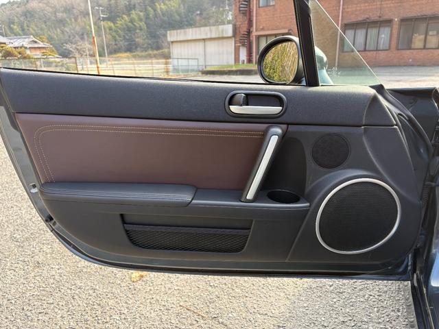 ロードスター ＶＳ　ＲＨＴ　リトラクタブルハードトップ／シートヒーター／スマートキー／純正アルミ／茶革フルレザーシート／オートエアコン／パドルシフト／ステアリングスイッチ／ＨＩＤヘッドライト／走行２．３万ｋｍ（32枚目）