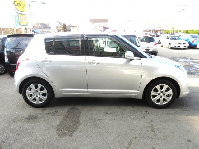 スイフト １．３ＸＧ　Ｌパッケージ　車検２年付　５ＭＴ　ナビＴＶ　スマキー　ＥＴＣ（4枚目）