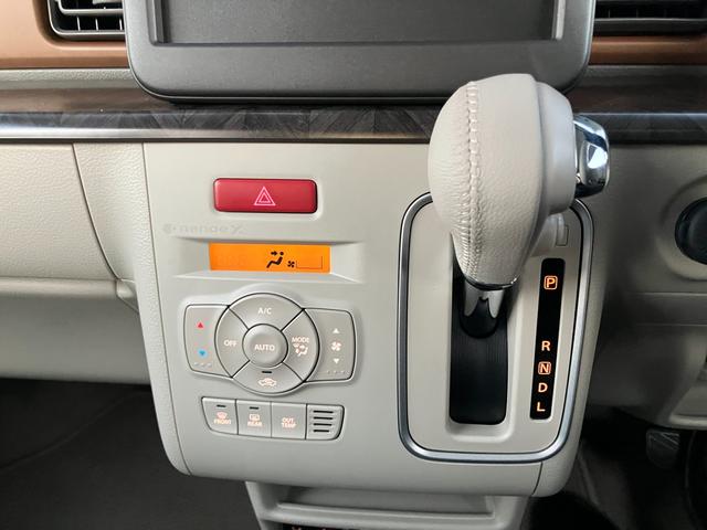 アルトラパンＬＣ ＬＣ　ＨＹＢＲＩＤ　Ｘ　６型　衝突被害軽減ブレーキ　ＬＥＤ　デュアルセンサーブレーキＩＩ｜ＨＹＢＲＩＤ｜ＬＣ専用フロントグリル｜アルミホイール｜本革巻きステアリングホイール｜３６０°プレミアムＵＶ＆ＩＲカットガラス｜照明付バニティミラー｜ナノイーＸ搭載｜（11枚目）