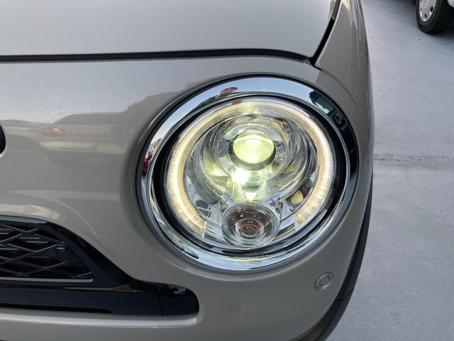 アルトラパンＬＣ ＬＣ　ＨＹＢＲＩＤ　Ｘ　６型　衝突被害軽減ブレーキ　ＬＥＤ　デュアルセンサーブレーキＩＩ｜ＨＹＢＲＩＤ｜ＬＣ専用フロントグリル｜アルミホイール｜本革巻きステアリングホイール｜３６０°プレミアムＵＶ＆ＩＲカットガラス｜照明付バニティミラー｜ナノイーＸ搭載｜（27枚目）