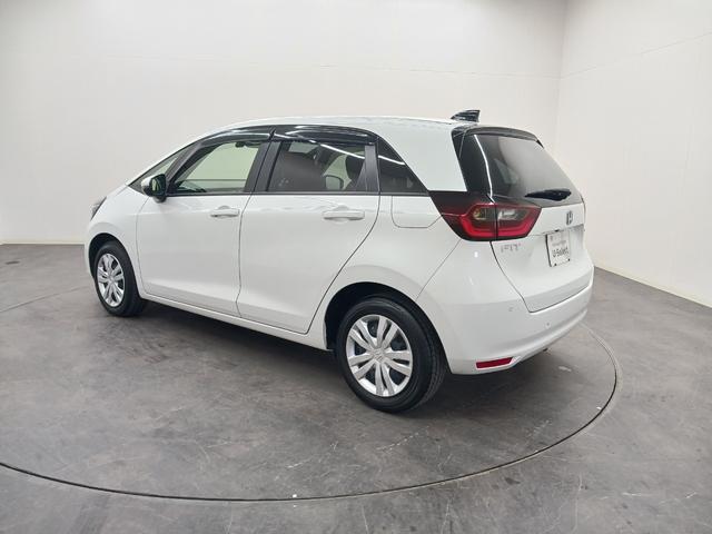 フィット ｅ：ＨＥＶホーム　ワンオーナー　純正ナビ　カメラ　ＥＴＣ　Ｄレコ（4枚目）