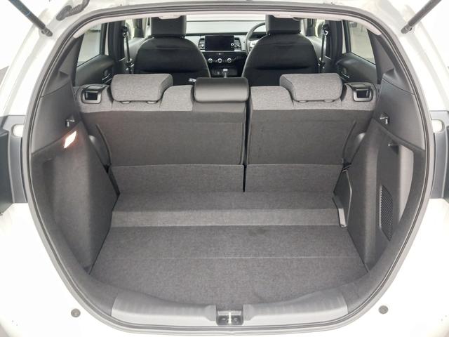 フィット ｅ：ＨＥＶホーム　ワンオーナー　純正ナビ　カメラ　ＥＴＣ　Ｄレコ（13枚目）