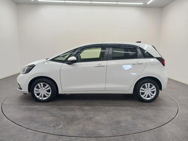 フィット ｅ：ＨＥＶホーム　ワンオーナー　純正ナビ　カメラ　ＥＴＣ　Ｄレコ（3枚目）