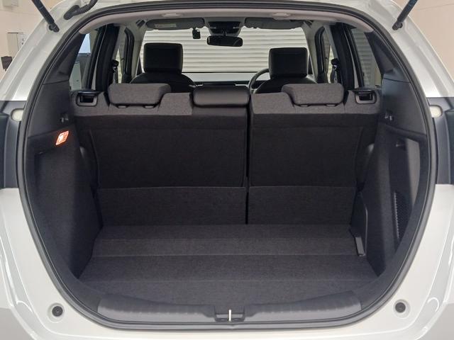 フィット ｅ：ＨＥＶホーム　ワンオーナー　純正ナビ　カメラ　ＥＴＣ　Ｄレコ（13枚目）