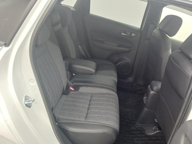 フィット ｅ：ＨＥＶホーム　ワンオーナー　純正ナビ　カメラ　ＥＴＣ　Ｄレコ（16枚目）