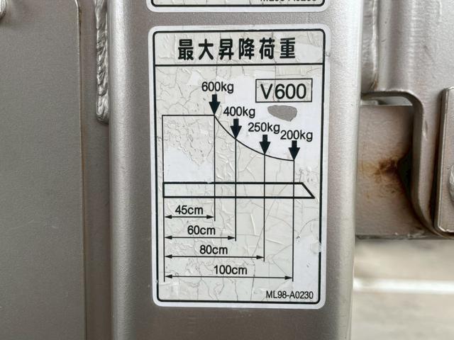 キャンター Ｗキャブ全低床　昇降荷重Ｖ６００　垂直式パワーゲート　バックカメラ　ドラレコ　ＥＴＣ　ワンオーナー　三方開　後輪ダブル　フロントフォグランプ　Ｂｌｕｅｔｏｏｔｈ　アクセサリーソケット　シートカバー　サイドバイザー（4枚目）
