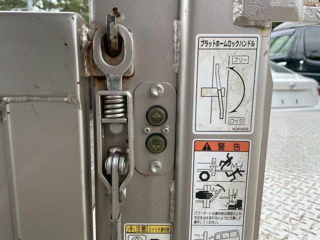 キャンター Ｗキャブ全低床　昇降荷重Ｖ６００　垂直式パワーゲート　バックカメラ　ドラレコ　ＥＴＣ　ワンオーナー　三方開　後輪ダブル　フロントフォグランプ　Ｂｌｕｅｔｏｏｔｈ　アクセサリーソケット　シートカバー　サイドバイザー（5枚目）