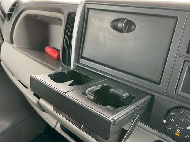キャンター Ｗキャブ全低床　昇降荷重Ｖ６００　垂直式パワーゲート　バックカメラ　ドラレコ　ＥＴＣ　ワンオーナー　三方開　後輪ダブル　フロントフォグランプ　Ｂｌｕｅｔｏｏｔｈ　アクセサリーソケット　シートカバー　サイドバイザー（18枚目）