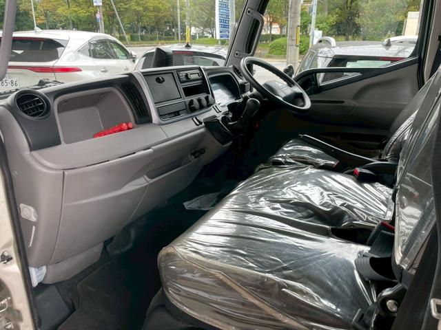 キャンター Ｗキャブ全低床　昇降荷重Ｖ６００　垂直式パワーゲート　バックカメラ　ドラレコ　ＥＴＣ　ワンオーナー　三方開　後輪ダブル　フロントフォグランプ　Ｂｌｕｅｔｏｏｔｈ　アクセサリーソケット　シートカバー　サイドバイザー（28枚目）