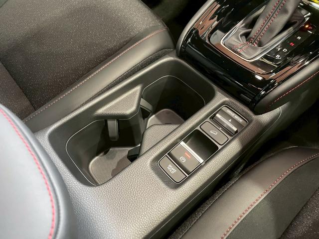 ヴェゼル ｅ：ＨＥＶ　ＲＳ　全周囲カメラ　プレミアムオーディオ　ＴＶキャンセラー　純正９型ナビ　専用ローダウンサスペンション　パワーバックドア　シートヒーター　ステアリングヒータ　電動パーキングブレーキ　ブレーキホールド　ＥＴＣ（20枚目）