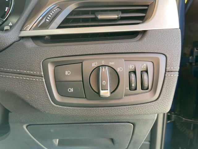 �I�[�g���C�g�ł��̂Ŏ���̖��邳�ɉ����Ď����Ńw�b�h���C�g�̓_���E���������Ă���܂��I