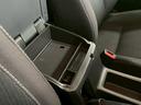 センターコンソル兼アームレストは小物が収納できるスペースが確保されております！