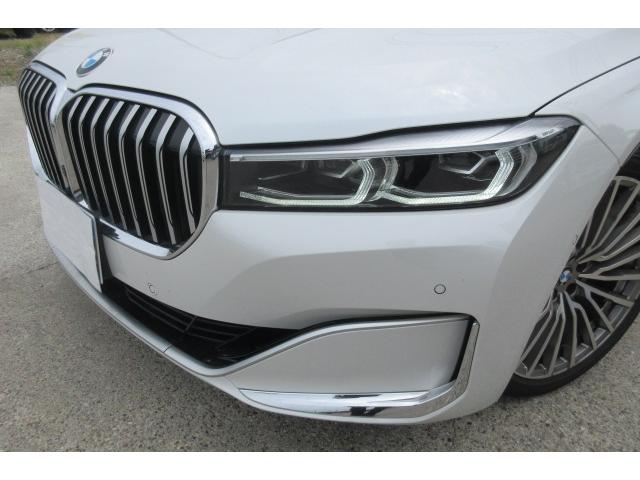 ７シリーズ ７４０ｉ　ラグジュアリー　純正ナビＴＶ　３６０°カメラ　黒革シート　サンルーフ　２０インチアルミ（6枚目）