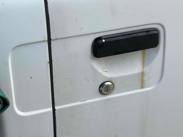 サンバートラック 　４ＷＤ　軽トラック　ＭＴ　エアコン　運転席エアバッグ（8枚目）