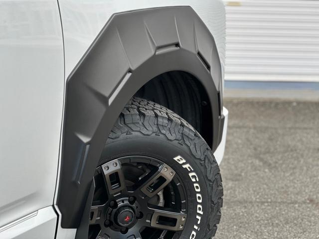 大型で迫力あるオーバーフェンダー・ガーニッシュは凹凸の陰影が立体感を生み出すデザインです！８ｍｍワイドとは思えない存在感！